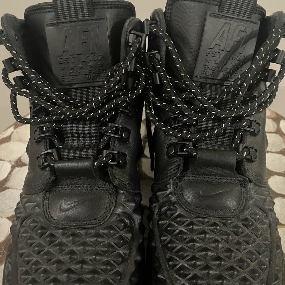 Nike Black High-Top Boots with Durable Sole - Picture 6 of 6